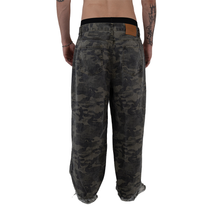 Laden Sie das Bild in den Galerie-Viewer, CAMO DENIM