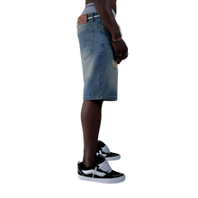 Laden Sie das Bild in den Galerie-Viewer, Distressed Denim Shorts