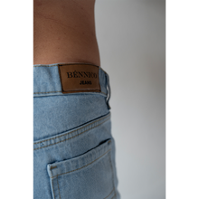 Laden Sie das Bild in den Galerie-Viewer, LOGO SHORT DENIM